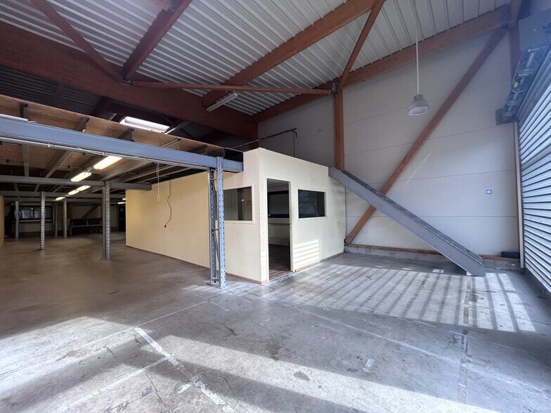 Flex in Lorient for lease - Interior Photo - Image 3 of 3