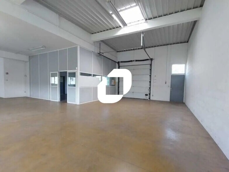 Flex in Trappes for lease - Interior Photo - Image 1 of 8