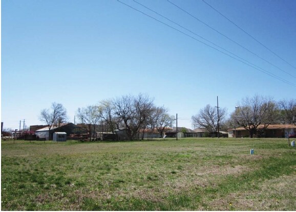 304 N 1st St, Krum, TX for sale - Primary Photo - Image 1 of 1