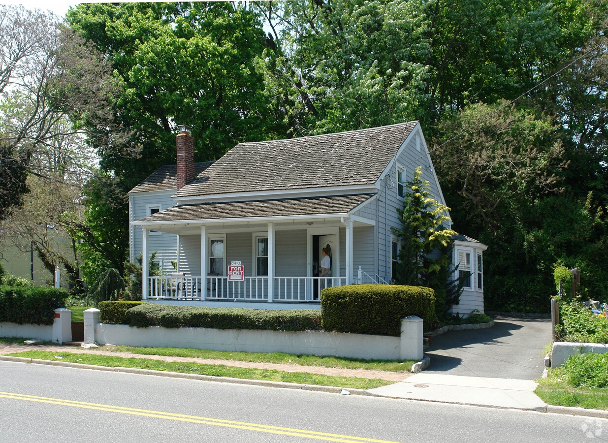 79 Wall St, Huntington, NY 11743