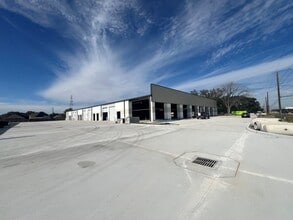 8525 Jackrabbit Rd, Houston, TX for lease Building Photo- Image 1 of 4