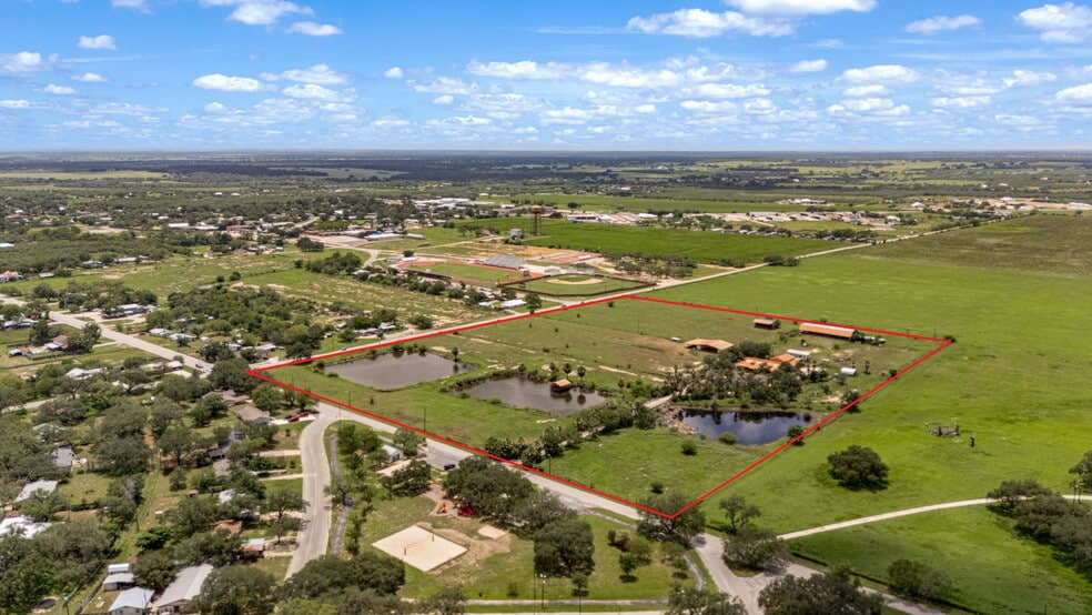 1551 N Windy Knoll Dr, Devine, TX for sale - Primary Photo - Image 1 of 58