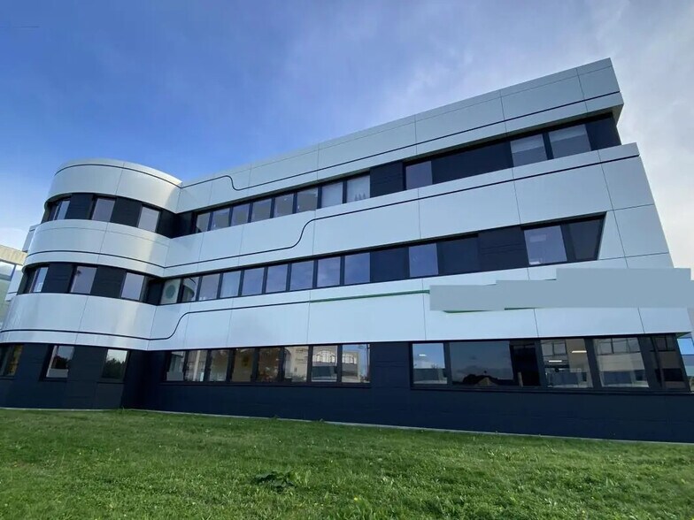 Office in Saint-Grégoire for lease - Building Photo - Image 2 of 6