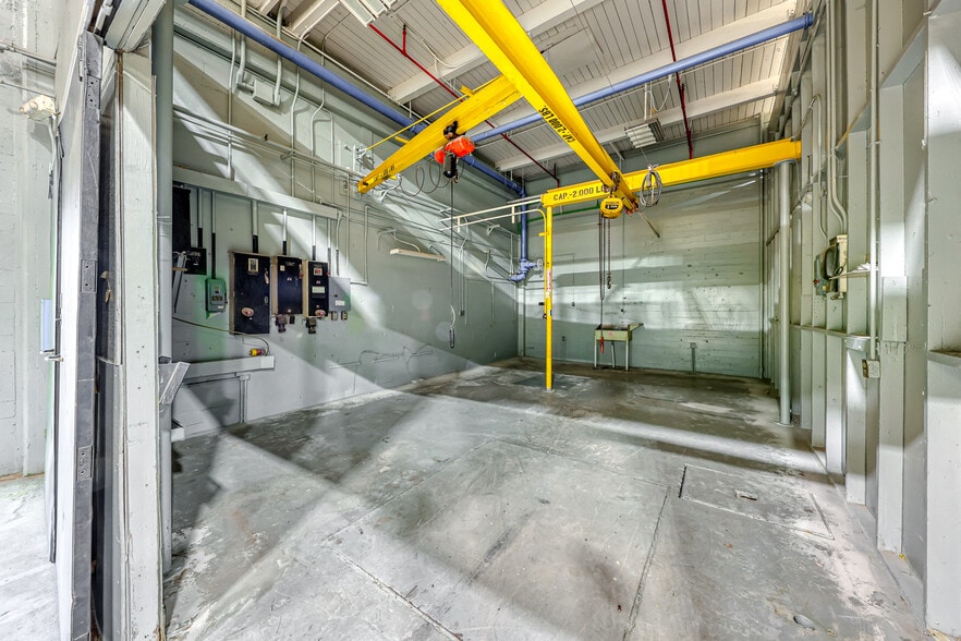 Mountain Industrial Facility portfolio of 3 properties for sale on LoopNet.com - Interior Photo - Image 2 of 31