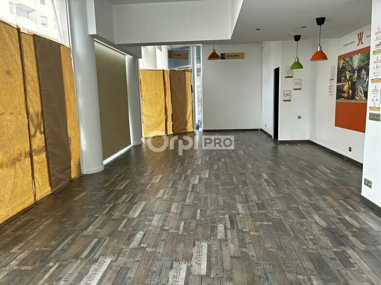 Retail in Pau for lease - Interior Photo - Image 1 of 9