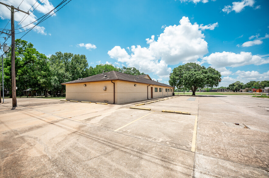 1105 Avenue H, Bay City, TX for lease - Building Photo - Image 3 of 25