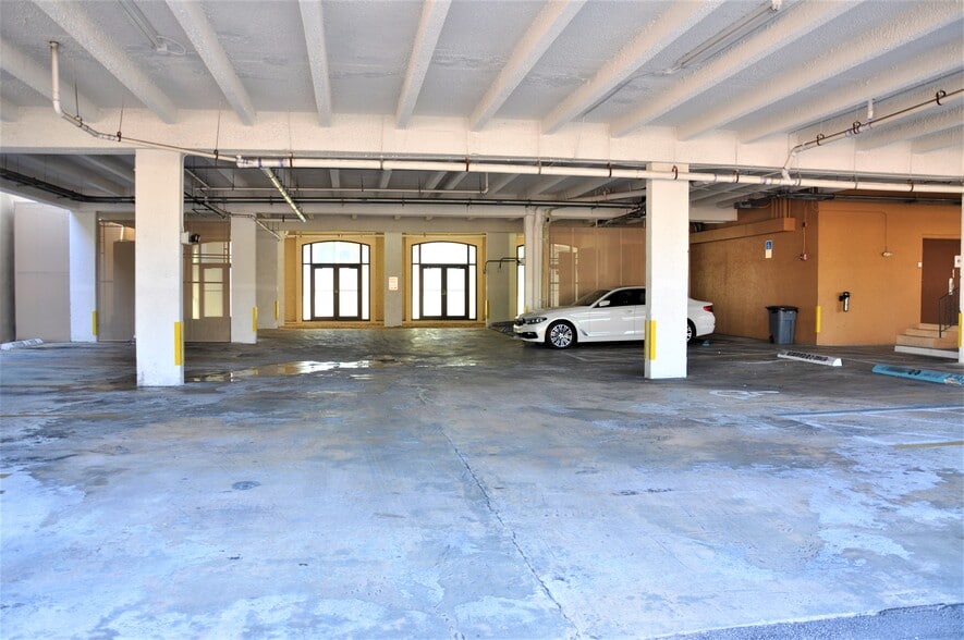 814 Ponce de Leon Blvd, Coral Gables, FL for lease - Interior Photo - Image 2 of 2