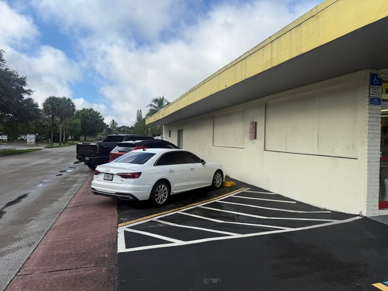 6140 Hollywood Blvd, Pembroke Pines, FL for sale - Building Photo - Image 3 of 14