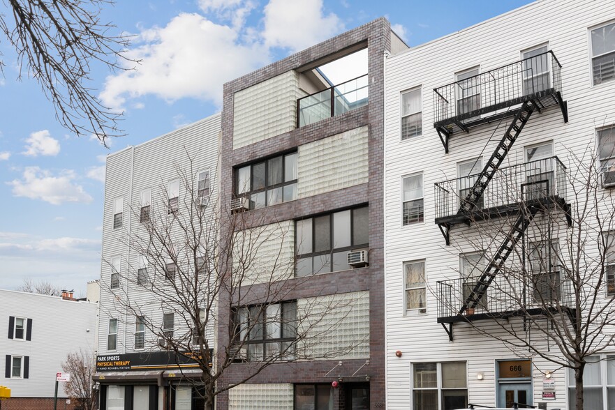 668 6th Ave, Brooklyn, NY for sale - Building Photo - Image 1 of 1