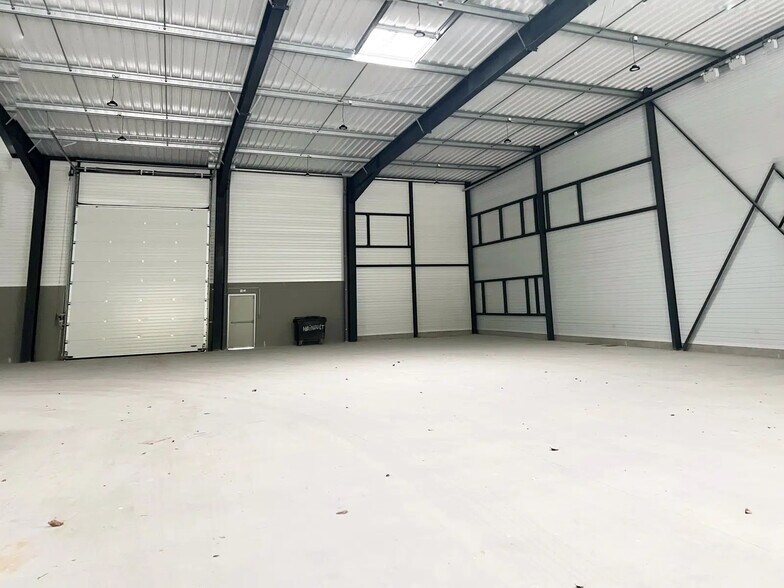 Office in Beauvais for lease - Interior Photo - Image 3 of 8