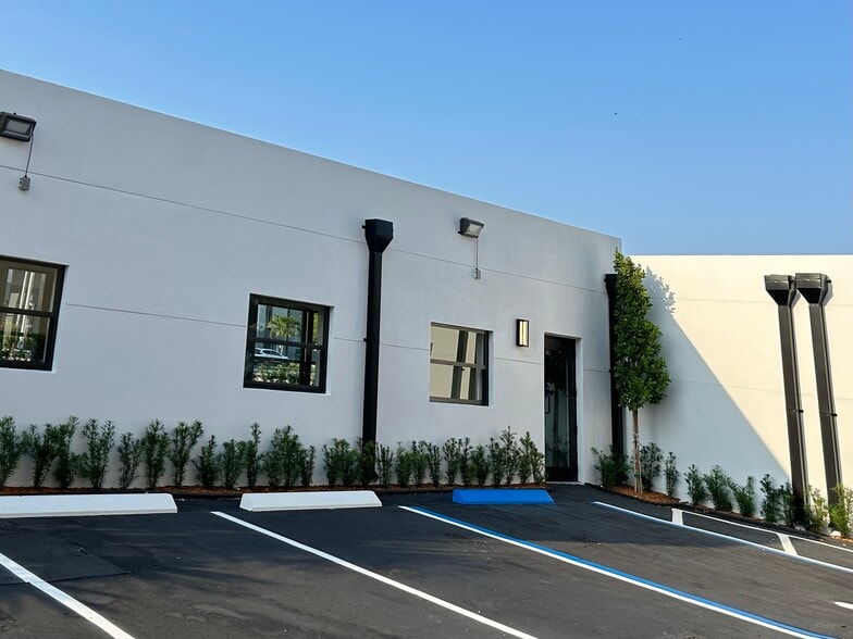 2100 E Commercial Blvd, Fort Lauderdale, FL for lease - Building Photo - Image 3 of 22