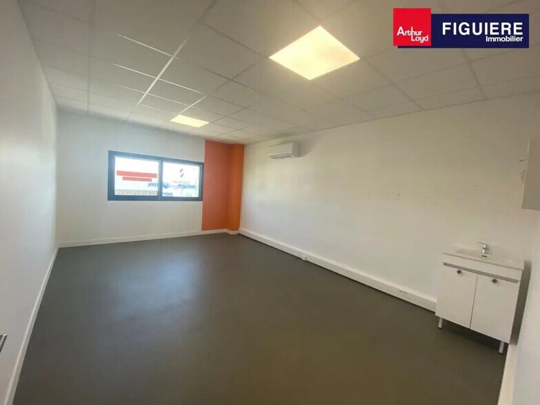 Office in Istres for lease - Interior Photo - Image 3 of 6