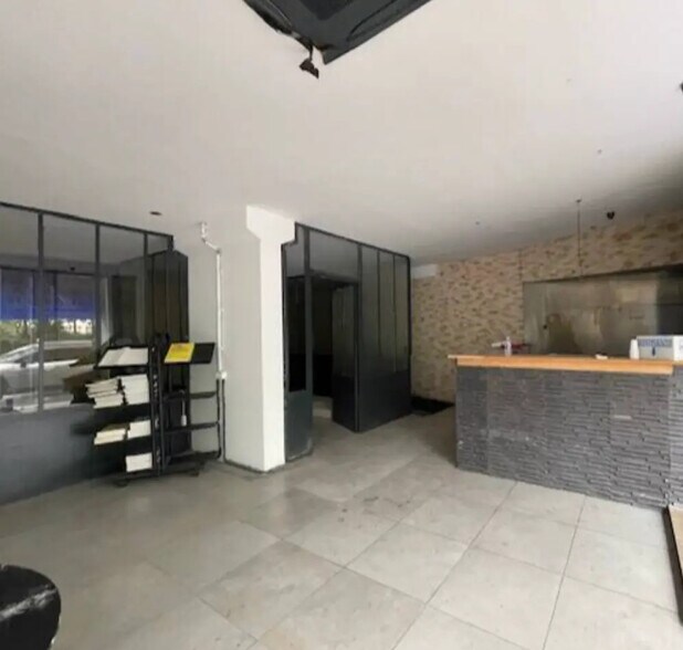 Retail in Paris for lease - Interior Photo - Image 1 of 4