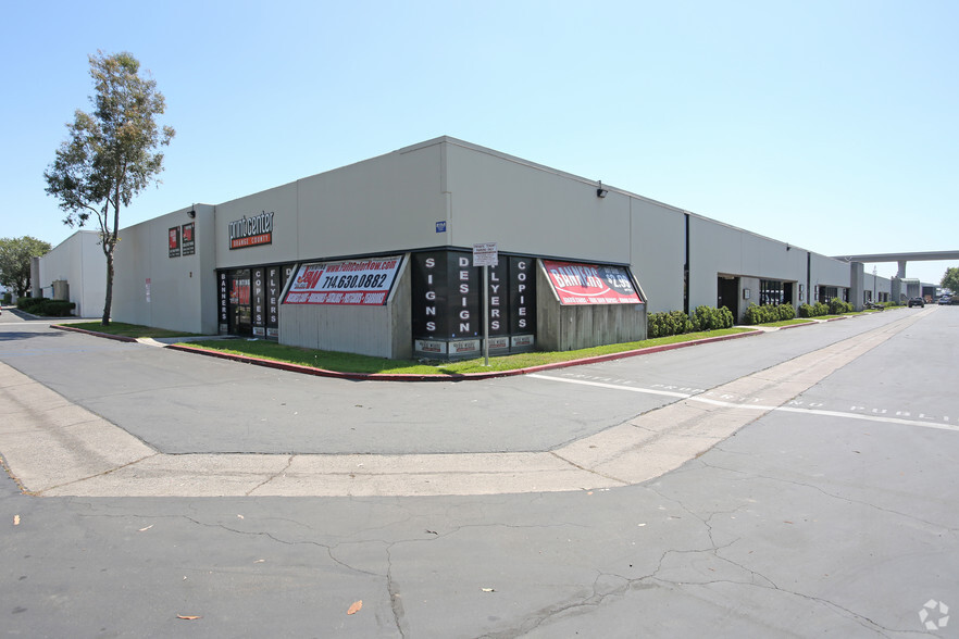 2720-2796 E Miraloma Ave, Anaheim, CA for lease - Primary Photo - Image 1 of 3