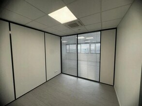 10 Chaussée Jules César, Osny for lease Building Photo- Image 2 of 14