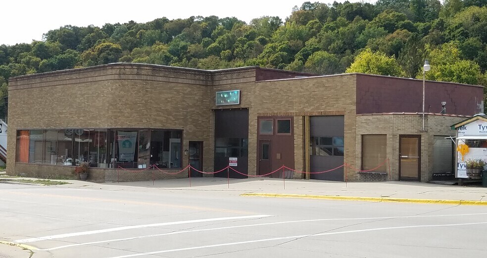 104 1st St SW, Elkader, IA 52043