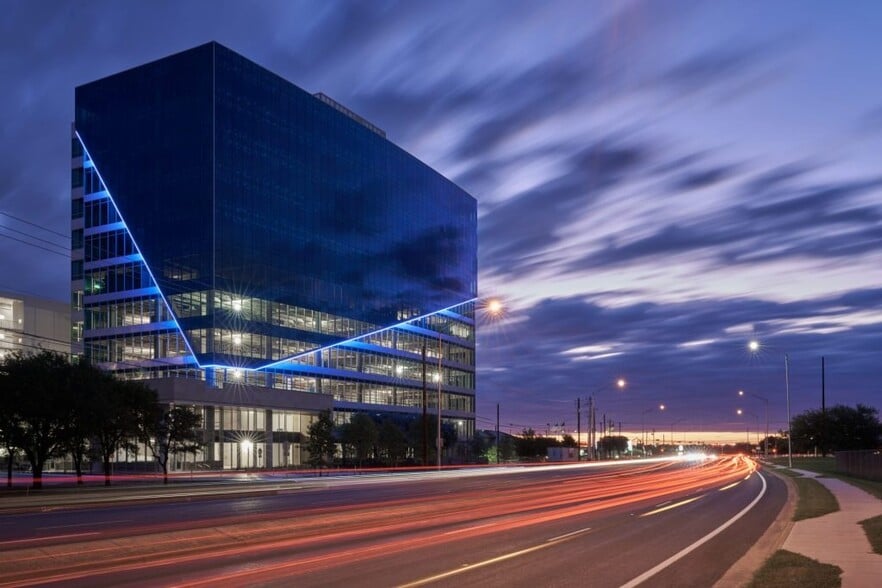 10721 Domain Dr, Austin, TX for lease - Building Photo - Image 3 of 7