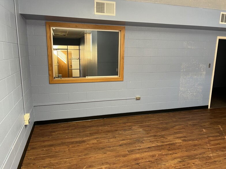 110 6th Ave SE, Aberdeen, SD for lease - Interior Photo - Image 3 of 7