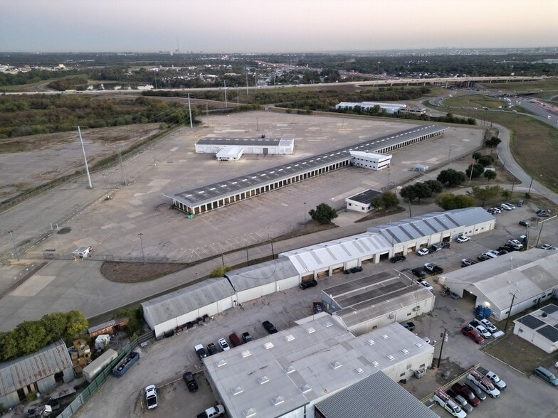 1501 N Walton Walker Blvd, Dallas, TX for lease - Building Photo - Image 3 of 8