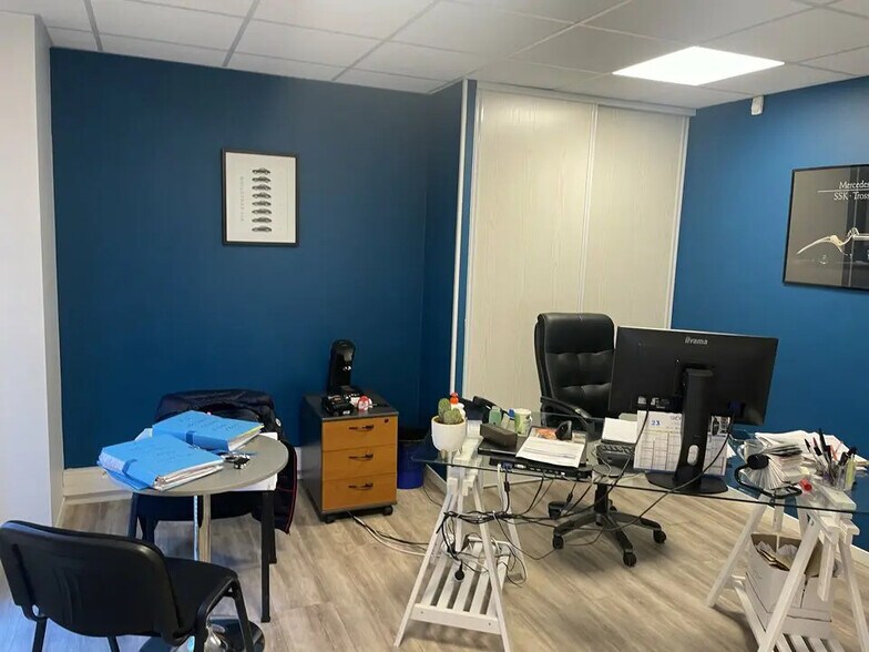 Flex in Bouguenais for lease - Building Photo - Image 2 of 12