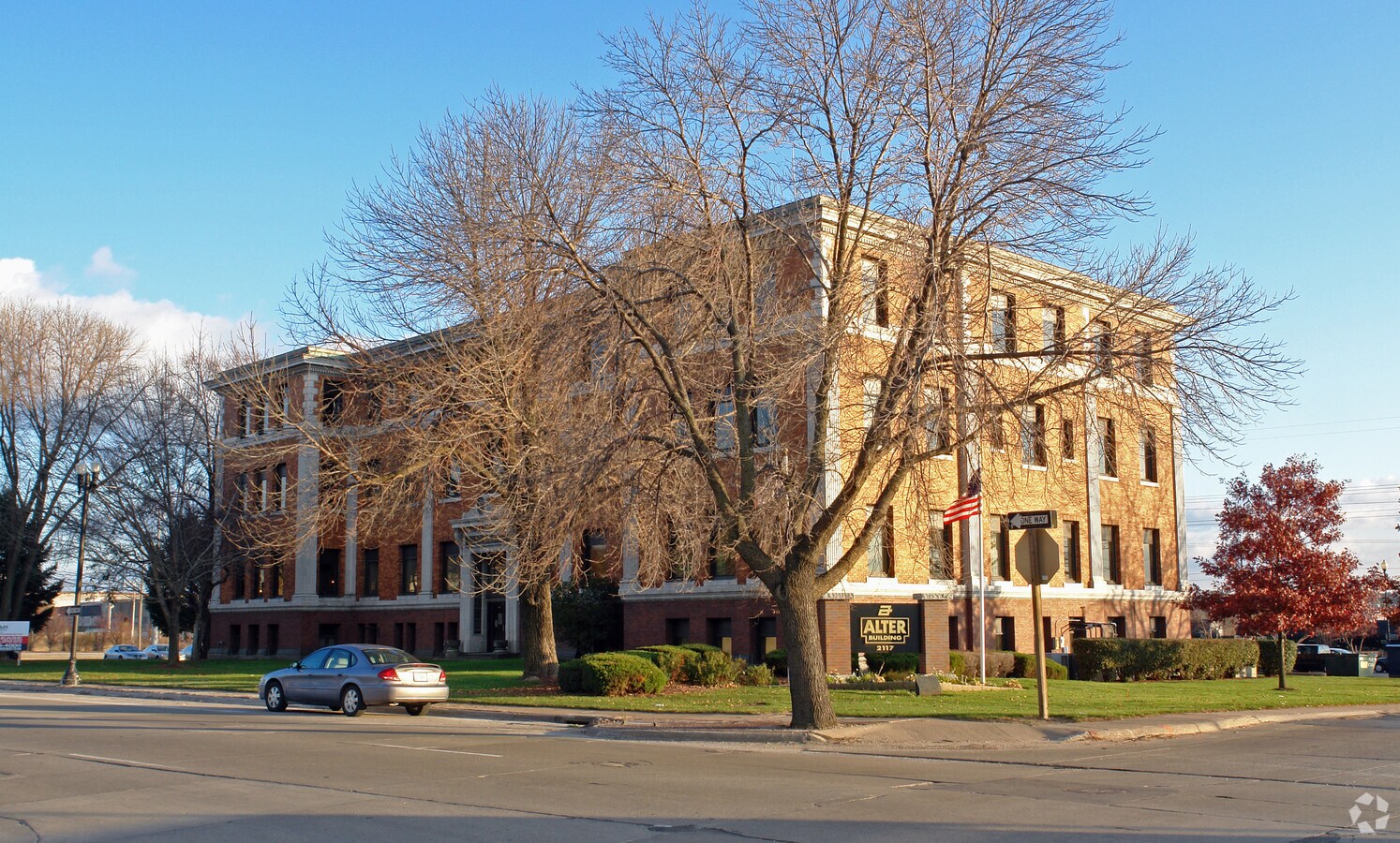 2117 State St, Bettendorf, IA 52722 Alter Building