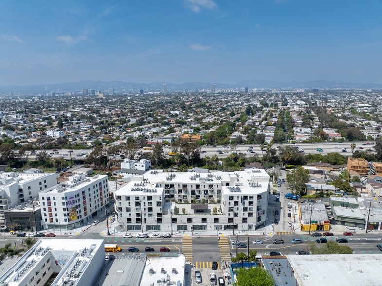 5181 W Adams Blvd, Los Angeles, CA for lease - Building Photo - Image 1 of 25