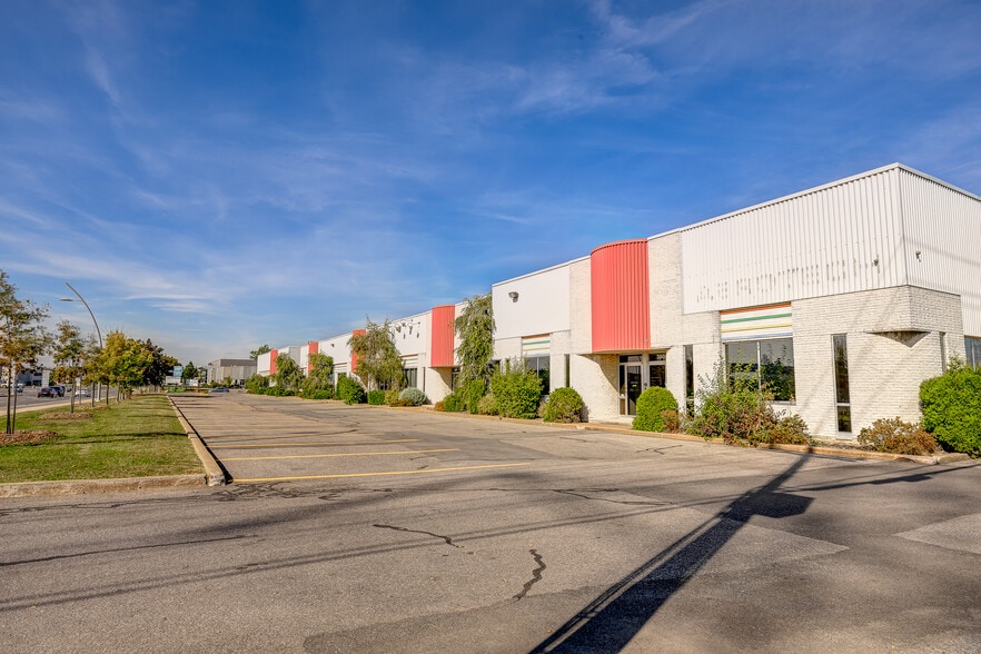 3505-3541 Boul Le Corbusier, Laval, QC for lease - Building Photo - Image 3 of 8