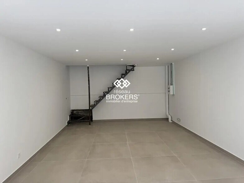 Retail in Aubervilliers for lease - Interior Photo - Image 1 of 3