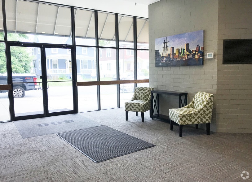 606 Baltimore Ave, Towson, MD for lease - Lobby - Image 2 of 11