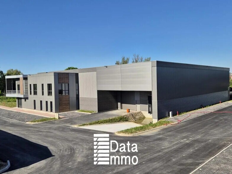 Industrial in Courtry for lease - Building Photo - Image 2 of 14