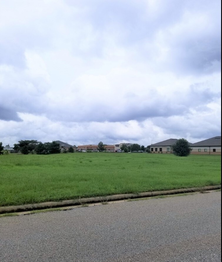 112 Tommy Stalnaker Dr, Warner Robins, GA for sale Primary Photo- Image 1 of 1