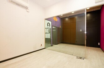 Retail in Barcelona, Barcelona for lease Interior Photo- Image 2 of 6