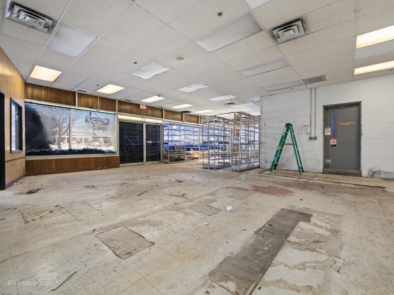 211 S Milwaukee Ave, Libertyville, IL for lease - Interior Photo - Image 3 of 14