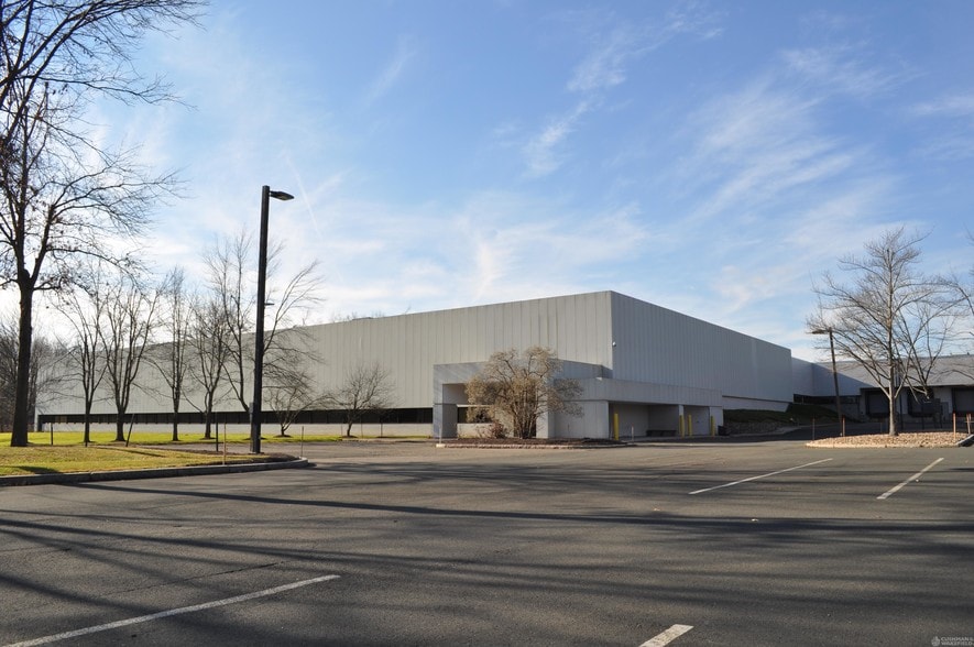 1300 Hall Blvd, Bloomfield, CT for lease - Building Photo - Image 1 of 6