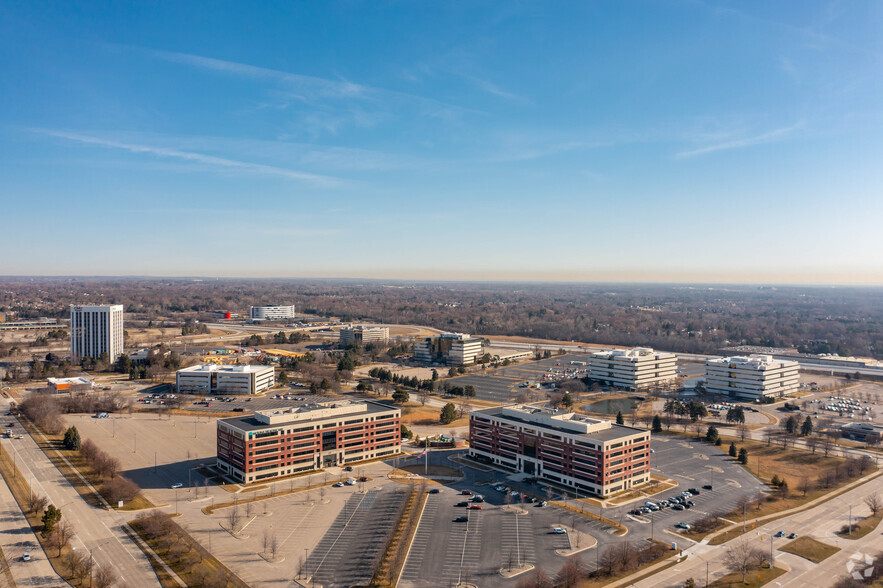 880 W Long Lake Rd, Troy, MI for lease - Aerial - Image 2 of 6