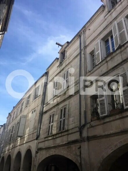 Retail in La Rochelle for lease - Building Photo - Image 1 of 2