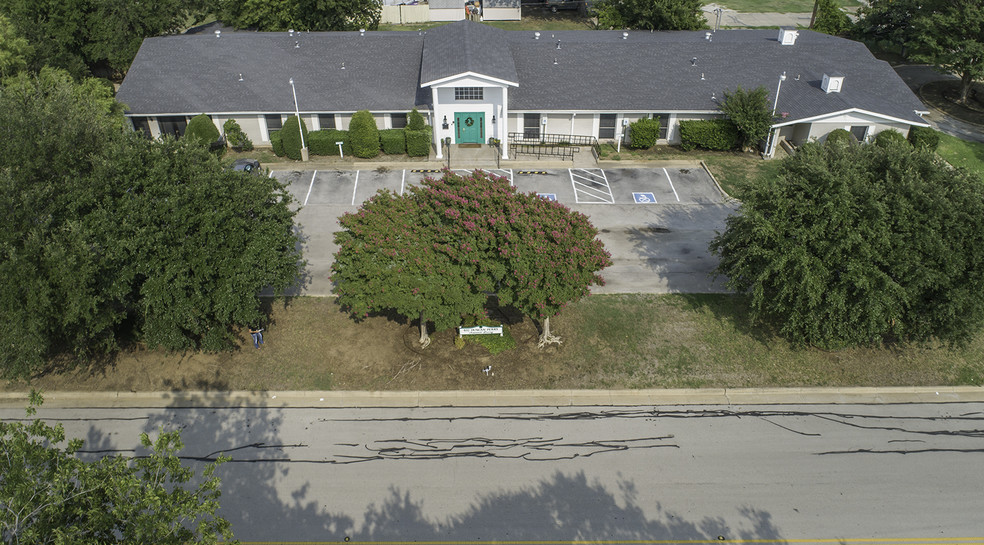 402 Duncan Perry Rd, Grand Prairie, TX for sale - Building Photo - Image 1 of 1