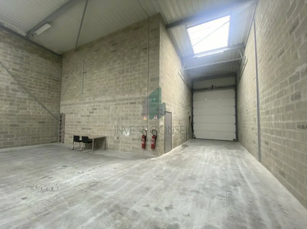 Flex in Ennery for lease Interior Photo- Image 1 of 5