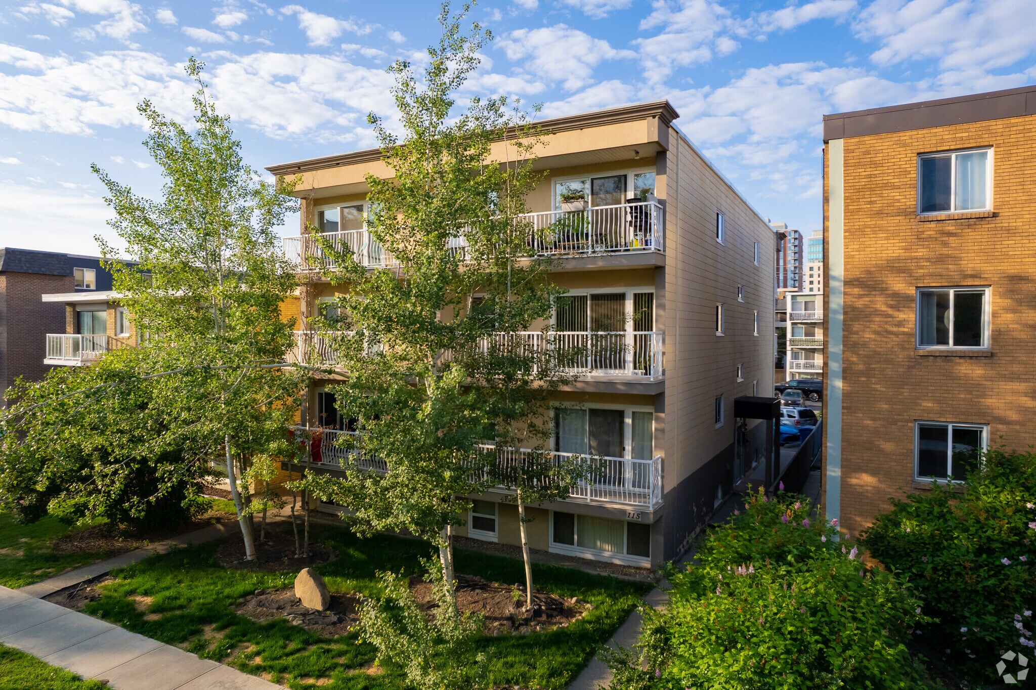 115 23rd Ave SW, Calgary, AB for sale Primary Photo- Image 1 of 1