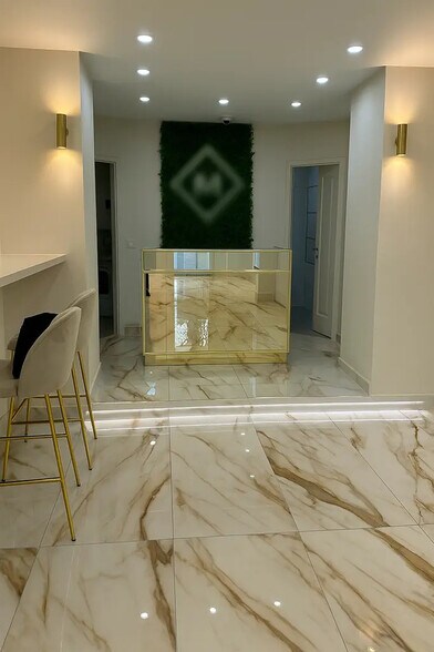 Retail in Paris for lease - Interior Photo - Image 1 of 5