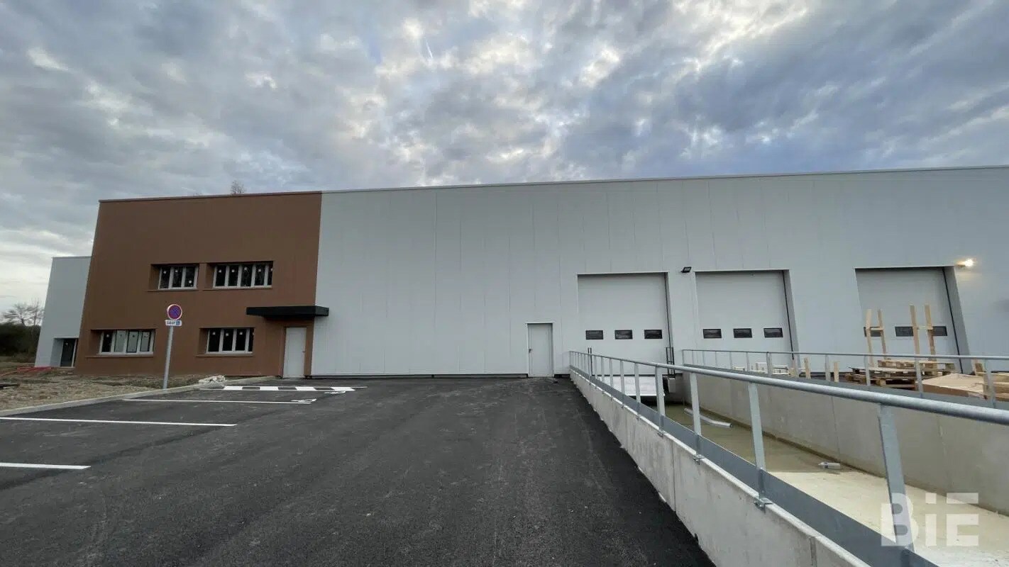 Office in Carbon-Blanc for lease Building Photo- Image 1 of 8