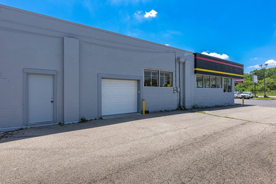 1684-1692 Woodman Dr, Dayton, OH for sale - Building Photo - Image 2 of 5