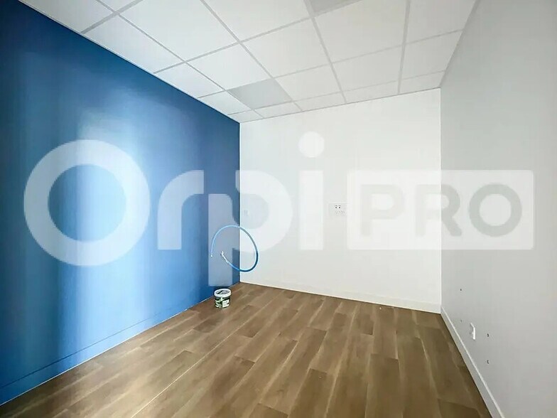 Retail in Beauvais for lease - Building Photo - Image 3 of 5