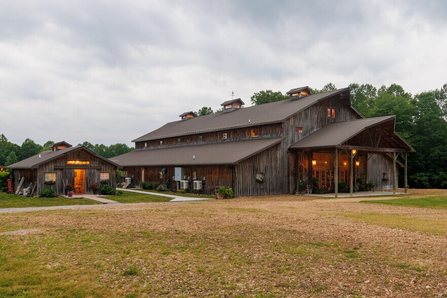 6863 E Highway 80, Russell Springs, KY for sale - Primary Photo - Image 1 of 1