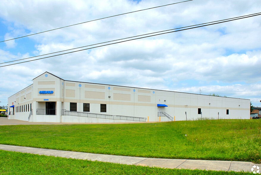 3300 E TC Jester Blvd, Houston, TX for lease - Building Photo - Image 3 of 32