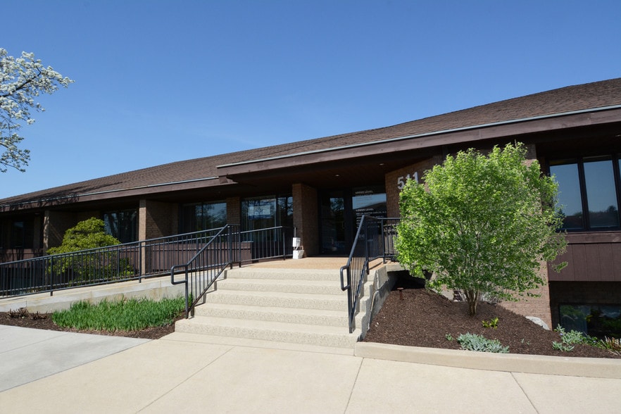 511-515 Thornhill Dr, Carol Stream, IL for lease - Building Photo - Image 1 of 41