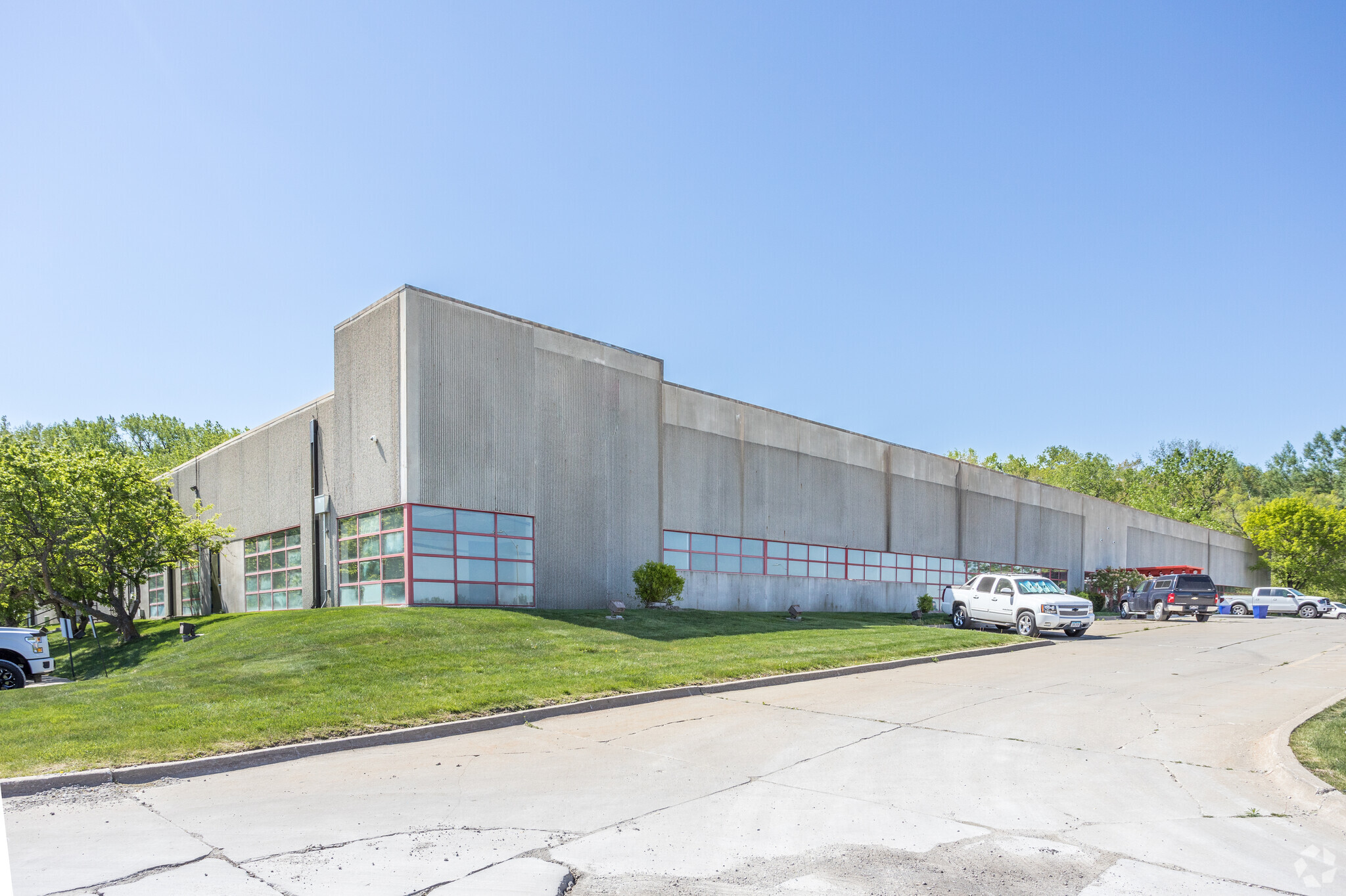 1202 Thomas Beck Rd, Des Moines, IA for lease Primary Photo- Image 1 of 41