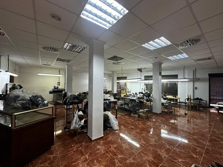 Avinguda País Valencia, 1, Llombai, Valencia for sale - Building Photo - Image 2 of 23