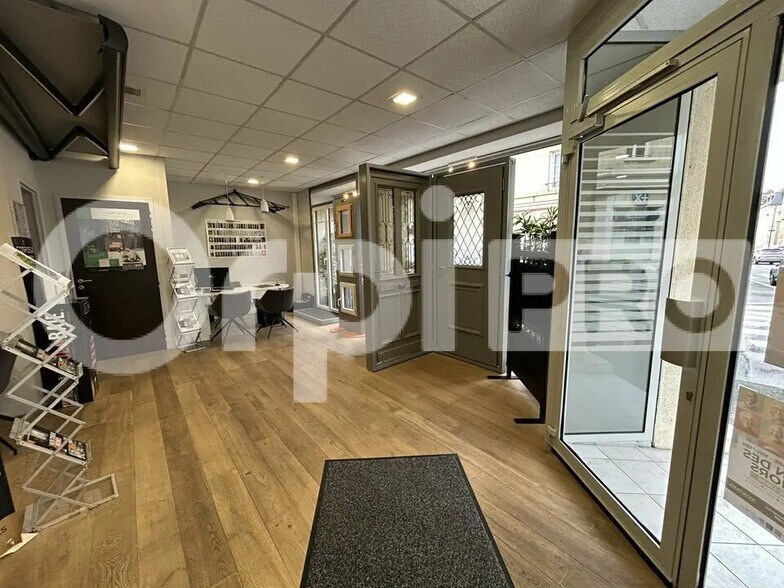 Retail in Compiègne for lease - Building Photo - Image 3 of 3