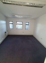 317B Wakefield Rd, Huddersfield for lease Interior Photo- Image 1 of 4